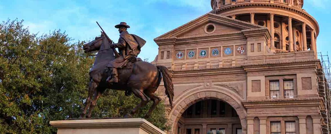 前景是骑马人雕像的德州国会大厦
